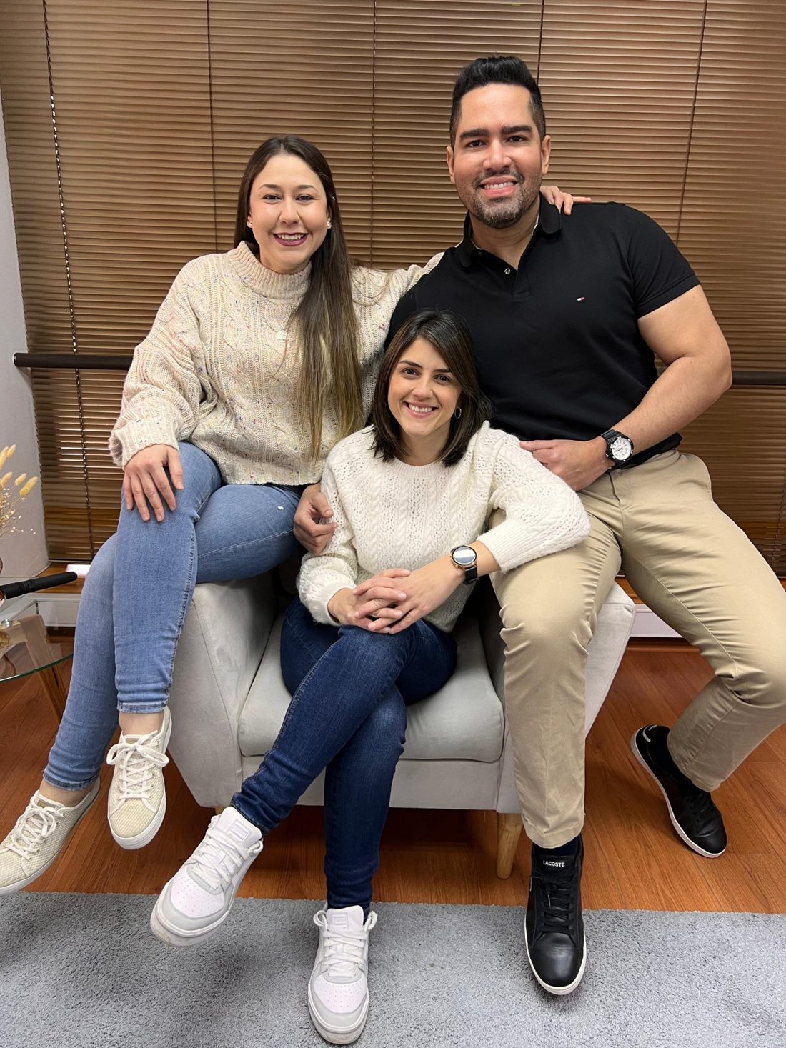 Alejandra, Arianna y Noel, el equipo de Psincronía, sentados juntos y sonriendo.